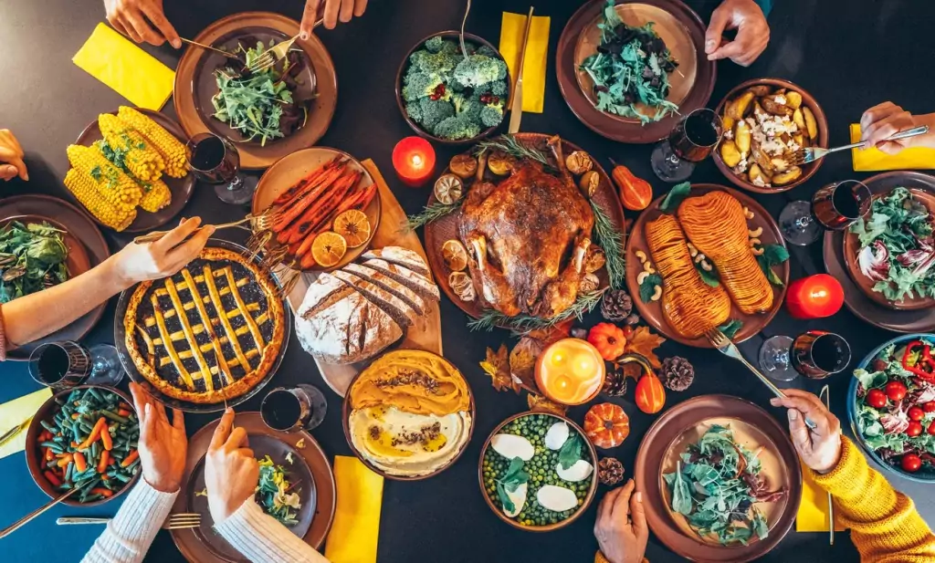 A Complete Guide to Hosting a Memorable Friendsgiving 